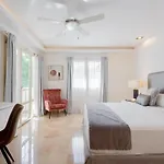 Paradise Hotel Boutique