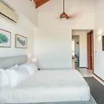 Luxurious And Modern Villa With Pool At Yarari