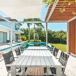 Luxurious And Modern Villa With Pool At Yarari