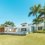 Luxurious And Modern Villa With Pool At Yarari
