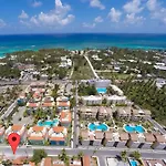 Backyard, Pool View, Walk To Beach, Dining, Shops