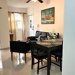 Cozy Condo - 4 Min To The Beach