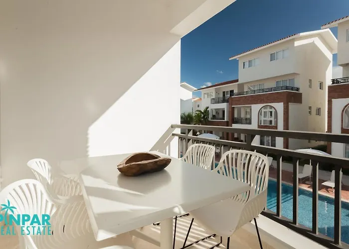 Central & Modern, Pool View, Close To Beach, 2Br,2Bt