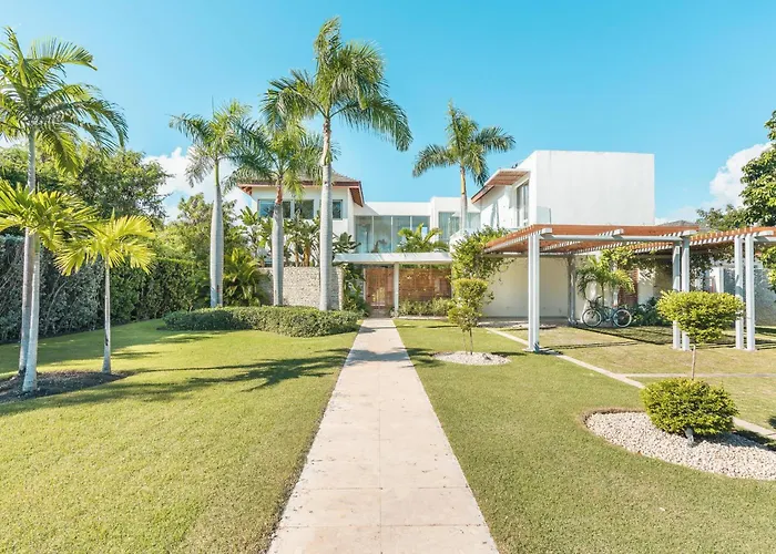 Luxurious And Modern Villa With Pool At Yarari