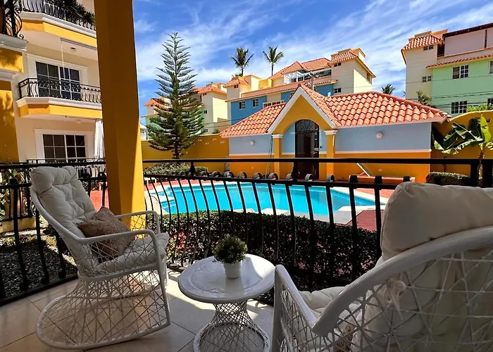 Backyard, Pool View, Walk To Beach, Dining, Shops