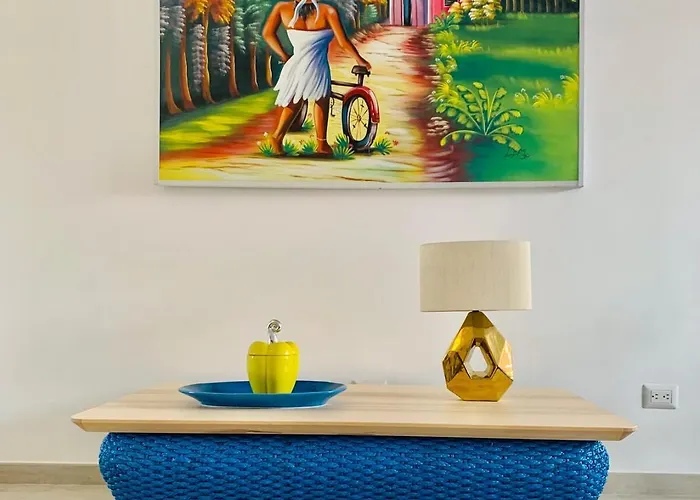 Luxurious Spacious 2-Bedroom Apartment, Steps From Beach