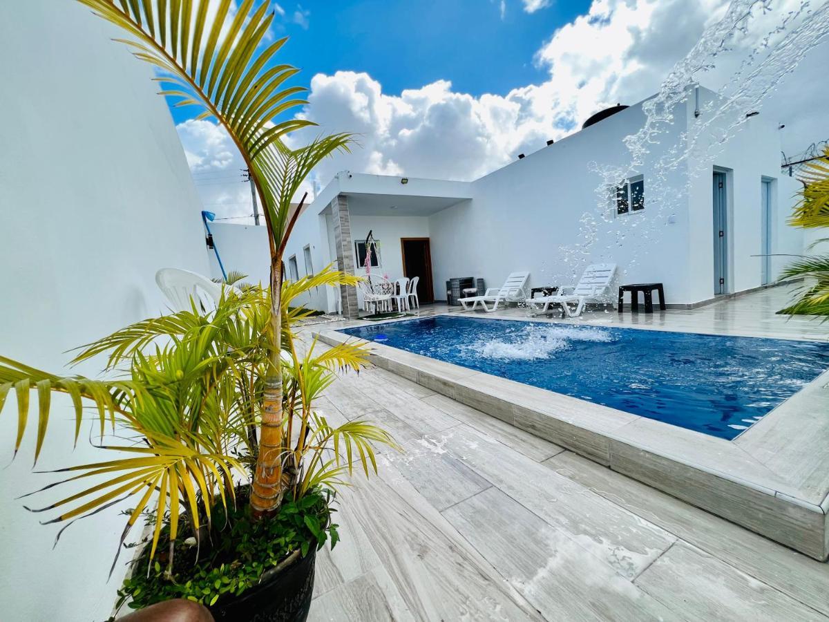 Preciosa Con Piscina Y Jacuzzi En