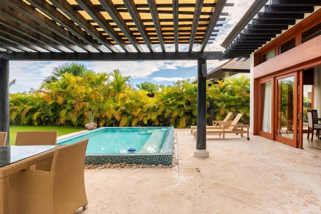 Villa Ileverde 02 - Poolside Garden Breakfasts