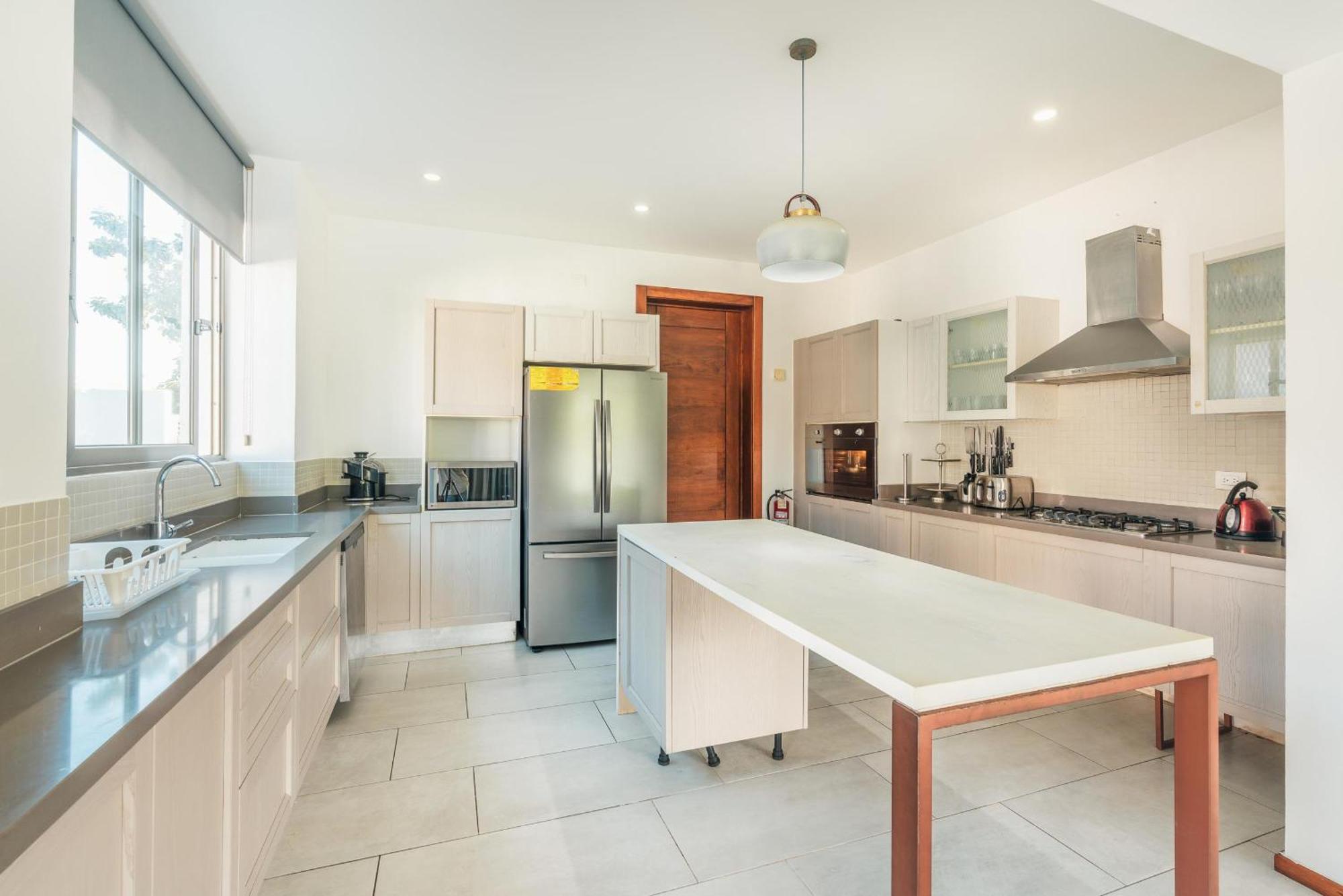 Villa Luxurious And Modern With Pool At Yarari