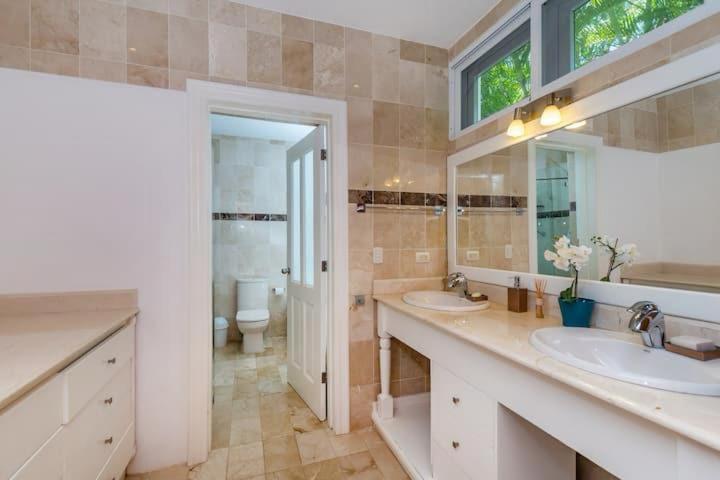 Rubi 27 Luxurious With 6 Bedrooms Pool And Private Beach Villa