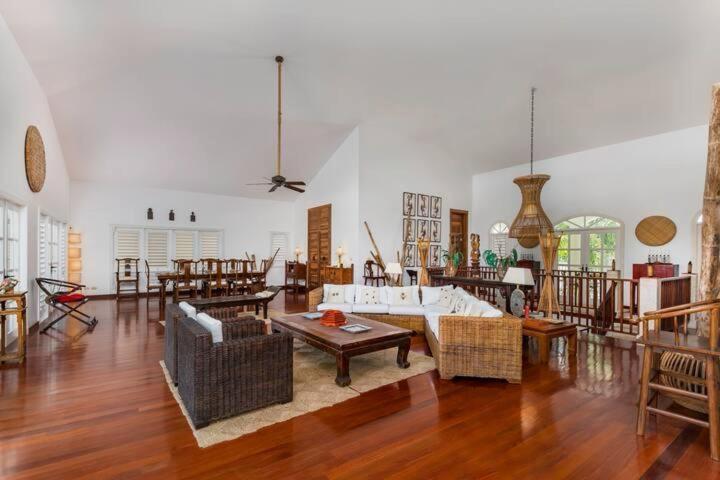 Rubi 27 Luxurious With 6 Bedrooms Pool And Private Beach Villa