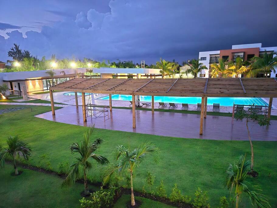 Apartamento Moderno, Luminoso, Piscina, Playa Cerca Punta Cana