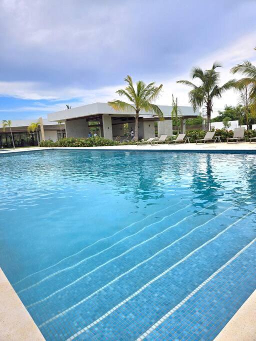 Apartamento Moderno, Luminoso, Piscina, Playa Cerca