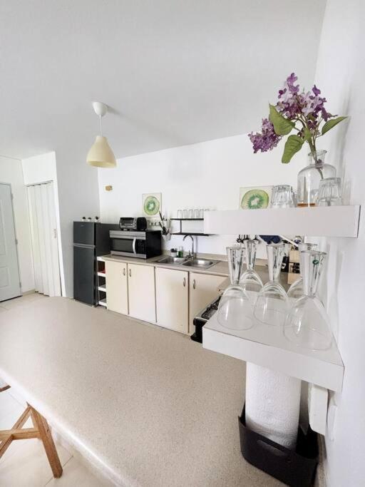Cozy Little Spot! 2br, 1st Level, Near Airport *