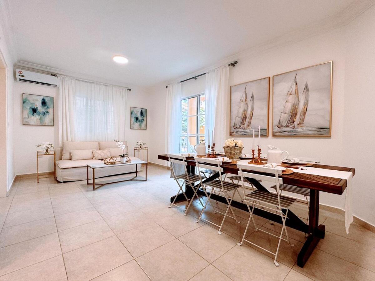 Backyard, Pool View, Walk To Beach, Dining, Shops Apartamento