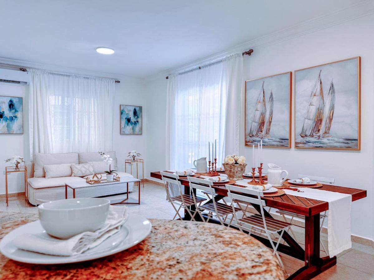 Backyard, Pool View, Walk To Beach, Dining, Shops *