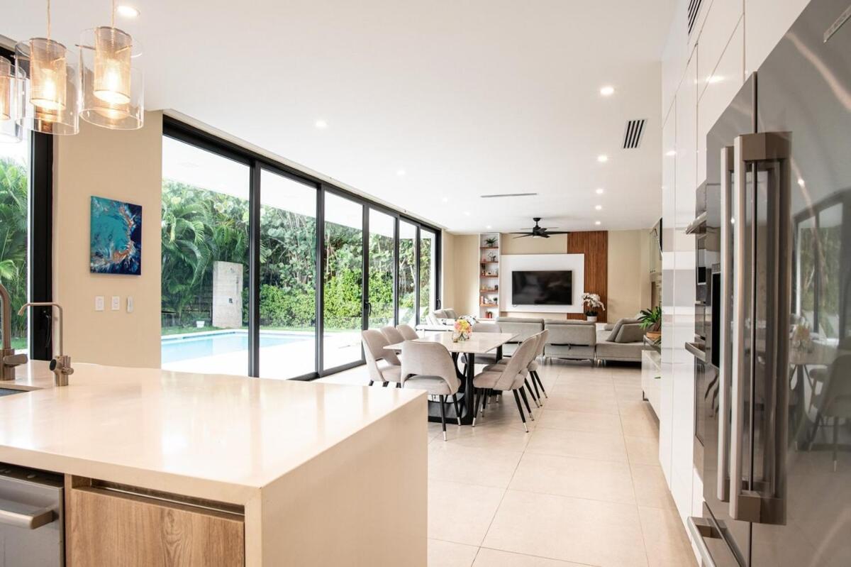 Modern Louis 6-bdr In With Maid