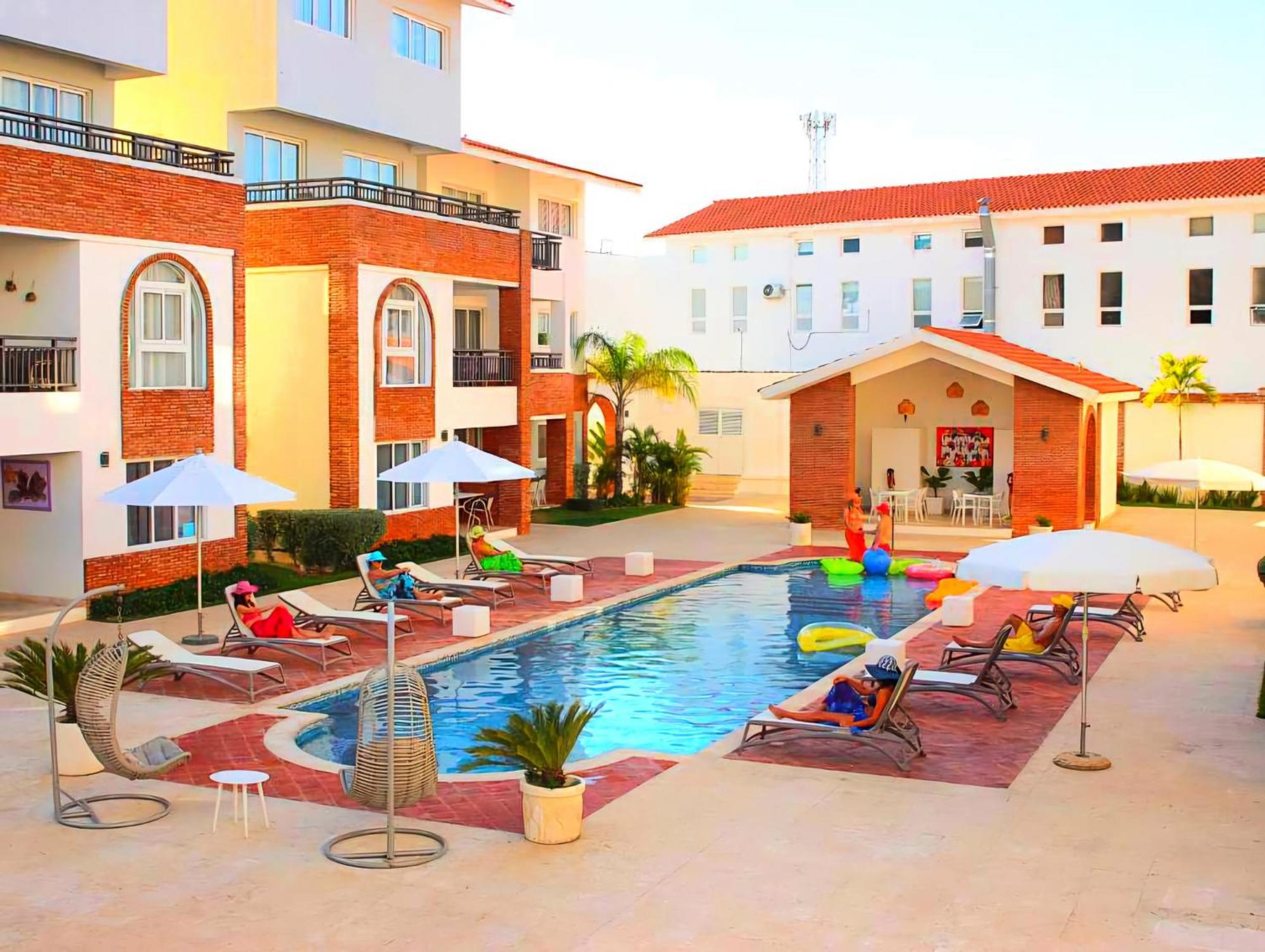 Caribbean Rainbow With Pool - Beach, Bars & Services Close By *