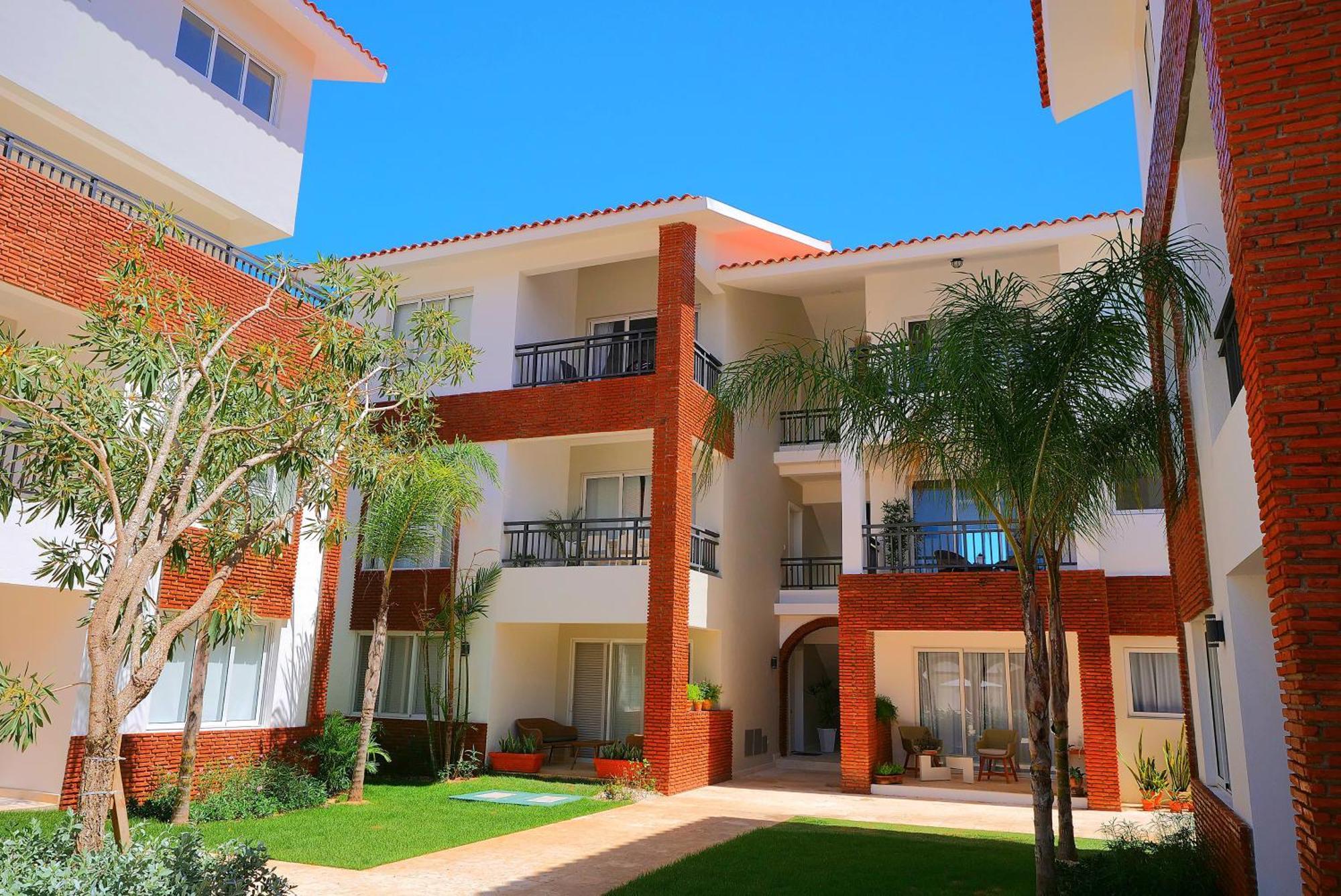 Caribbean Rainbow With Pool - Beach, Bars & Services Close By