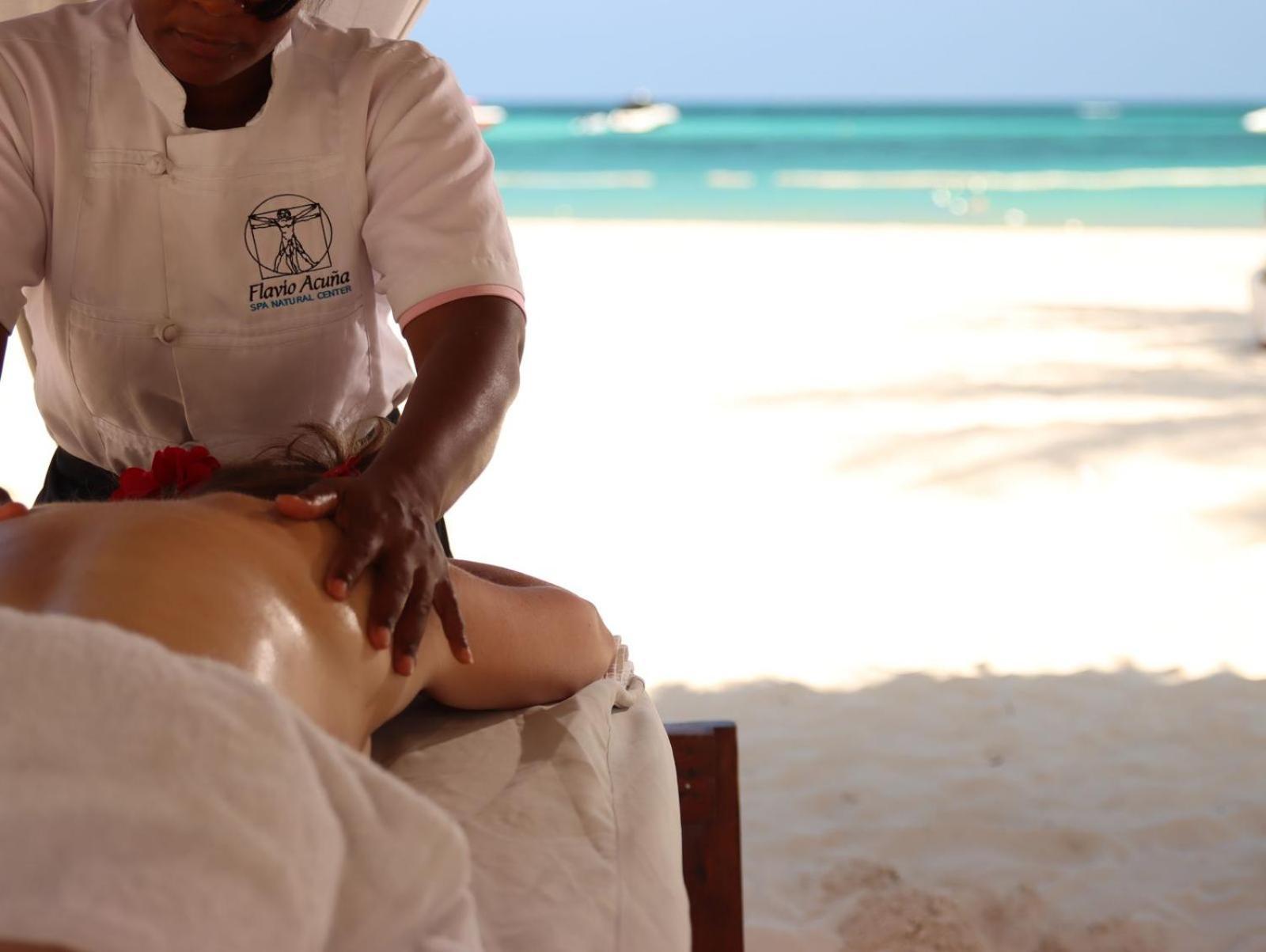 Caribbean Rainbow With Pool - Beach, Bars & Services Close By