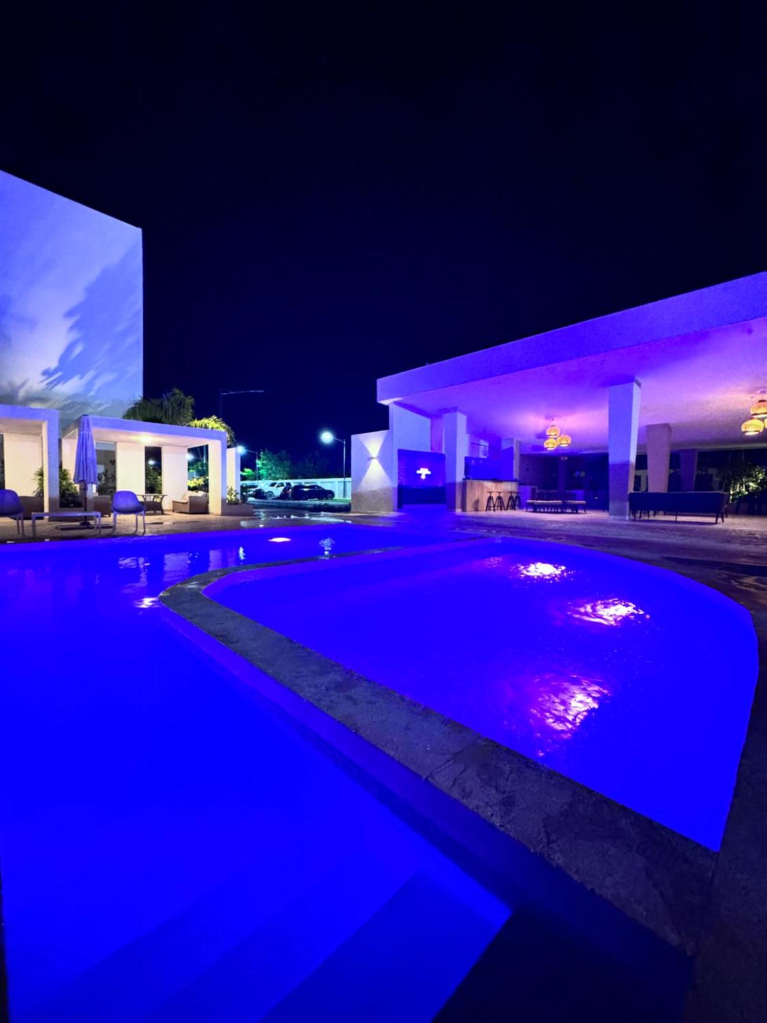 Con Piscinas Y Amenidades In