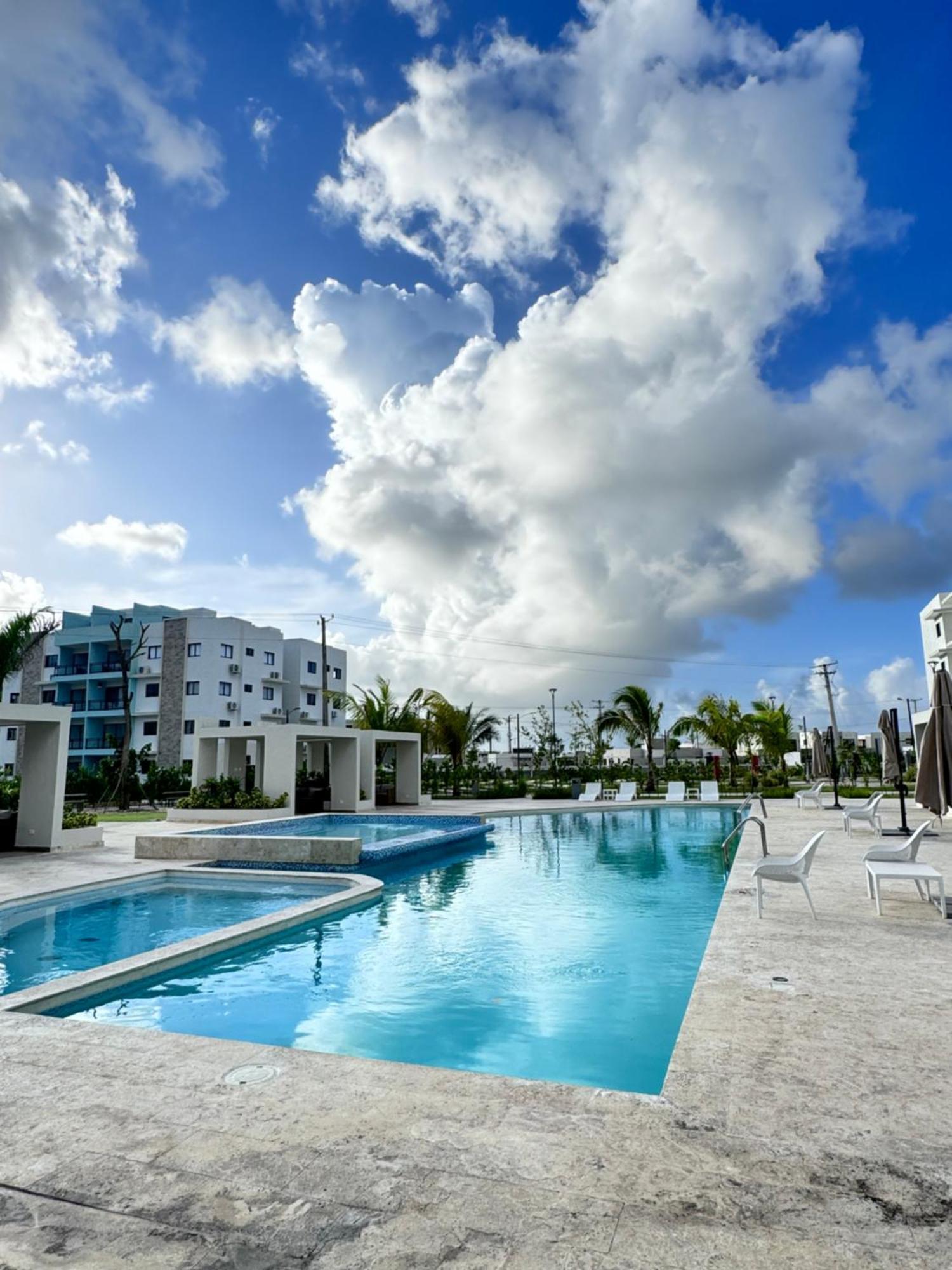 Con Piscinas Y Amenidades In Punta Cana