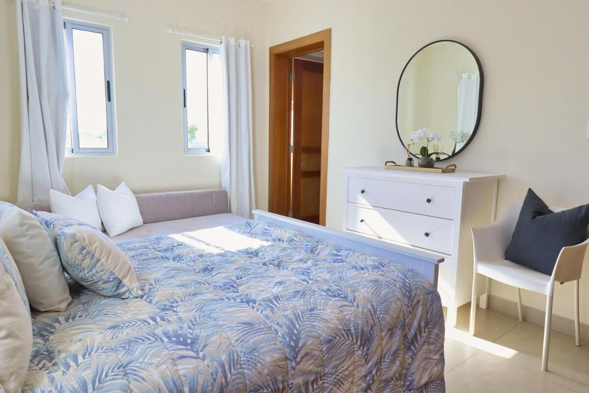 Charming Tsi With Spacious Interior *