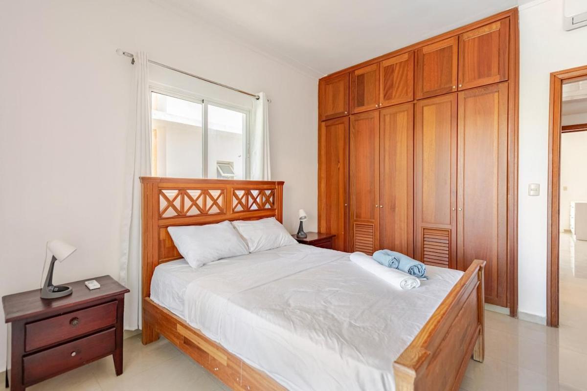 King Size Bed With Pool - Beachside 2 Bedroom Apartamento