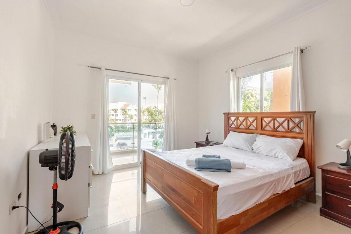 King Size Bed With Pool - Beachside 2 Bedroom Apartamento