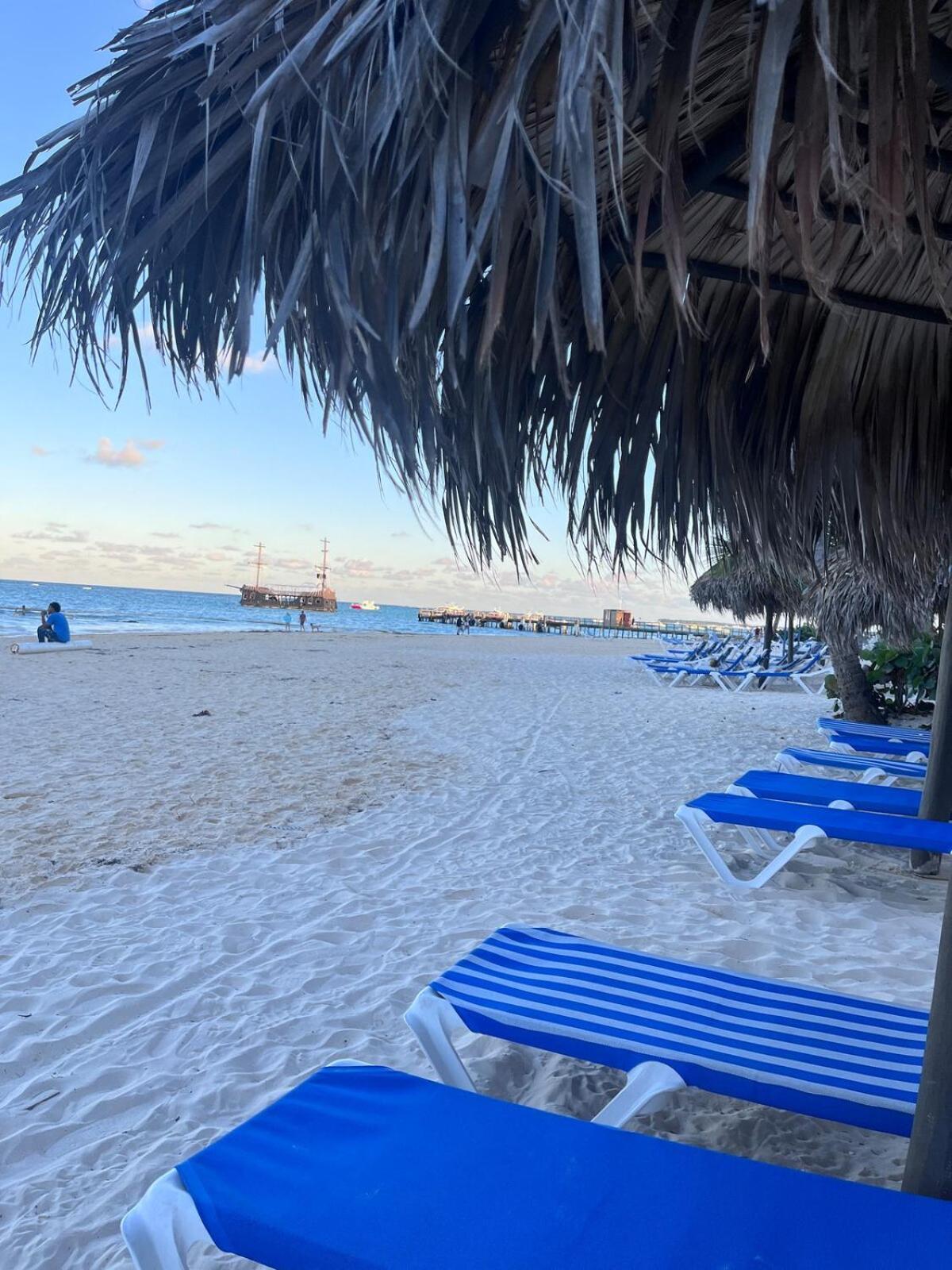 King Size Bed With Pool - Beachside 2 Bedroom