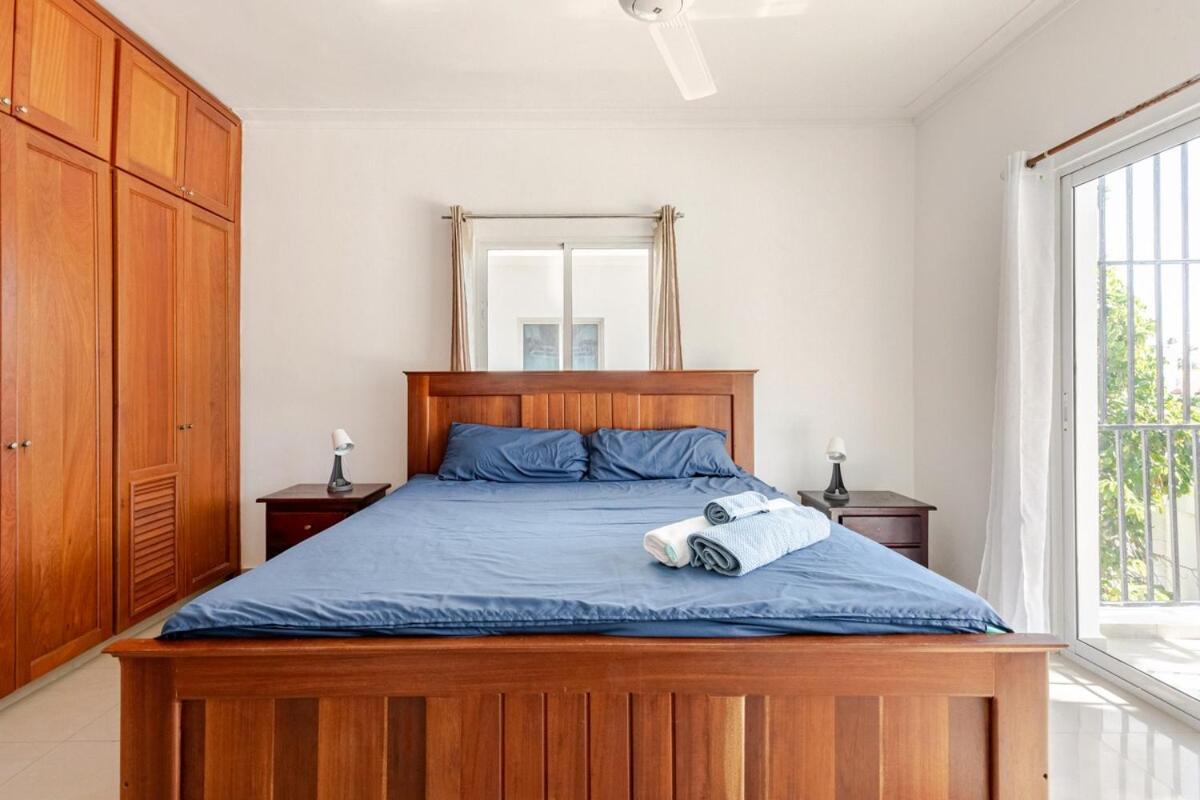 King Size Bed With Pool - Beachside 2 Bedroom Apartamento