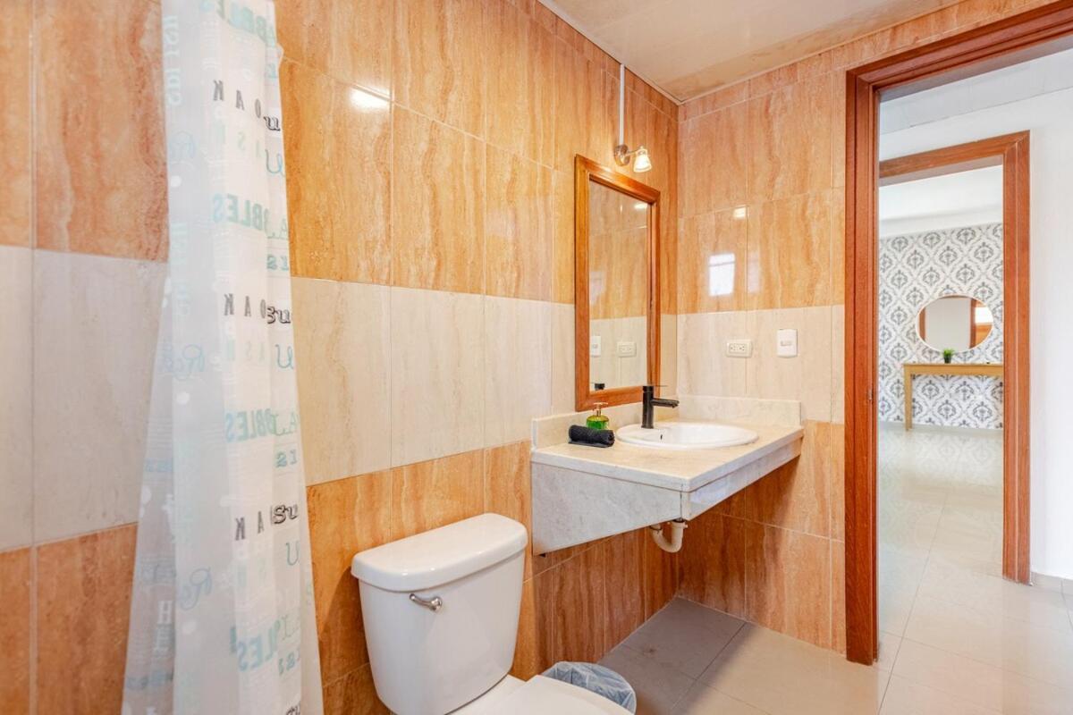King Size Bed With Pool - Beachside 2 Bedroom Apartamento