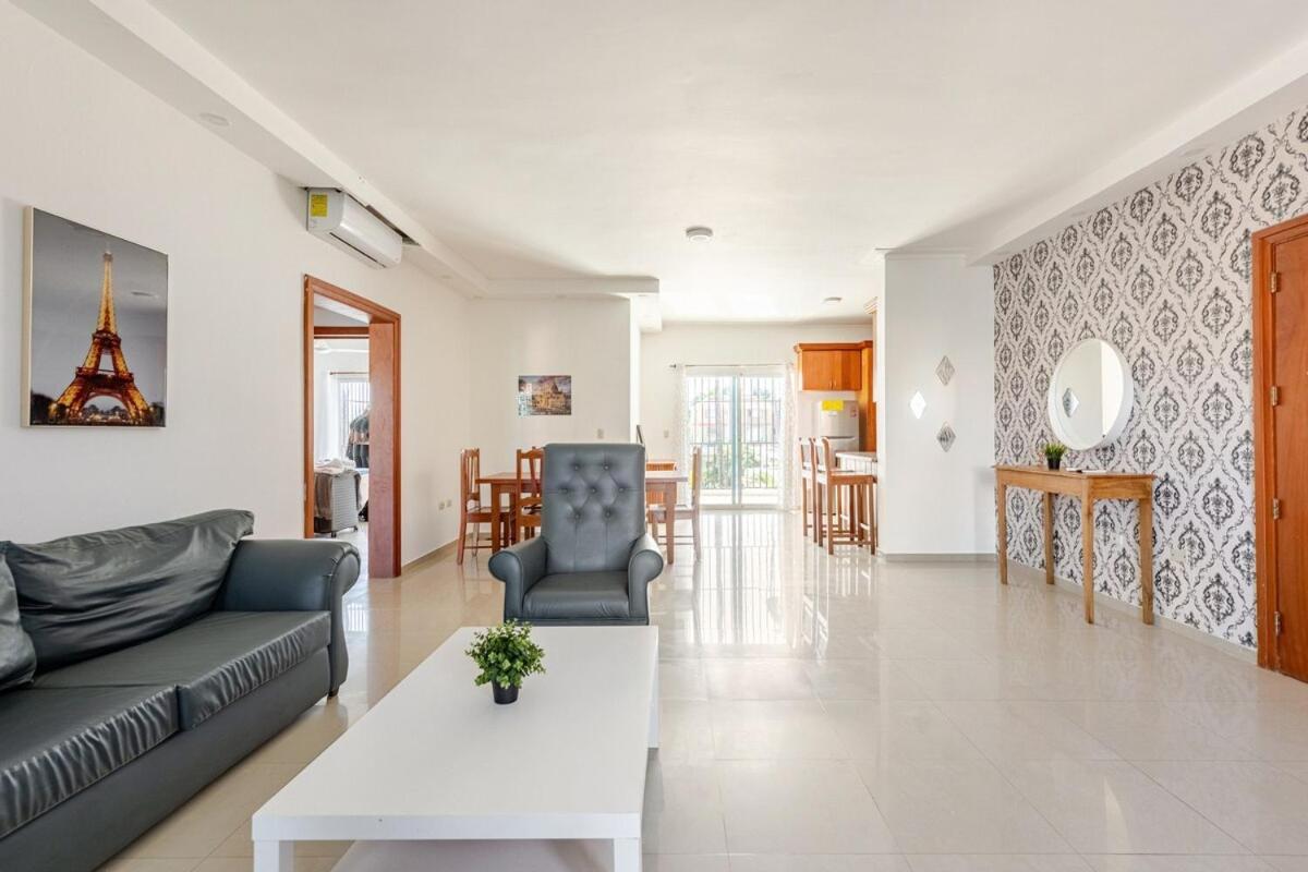 King Size Bed With Pool - Beachside 2 Bedroom Apartamento *