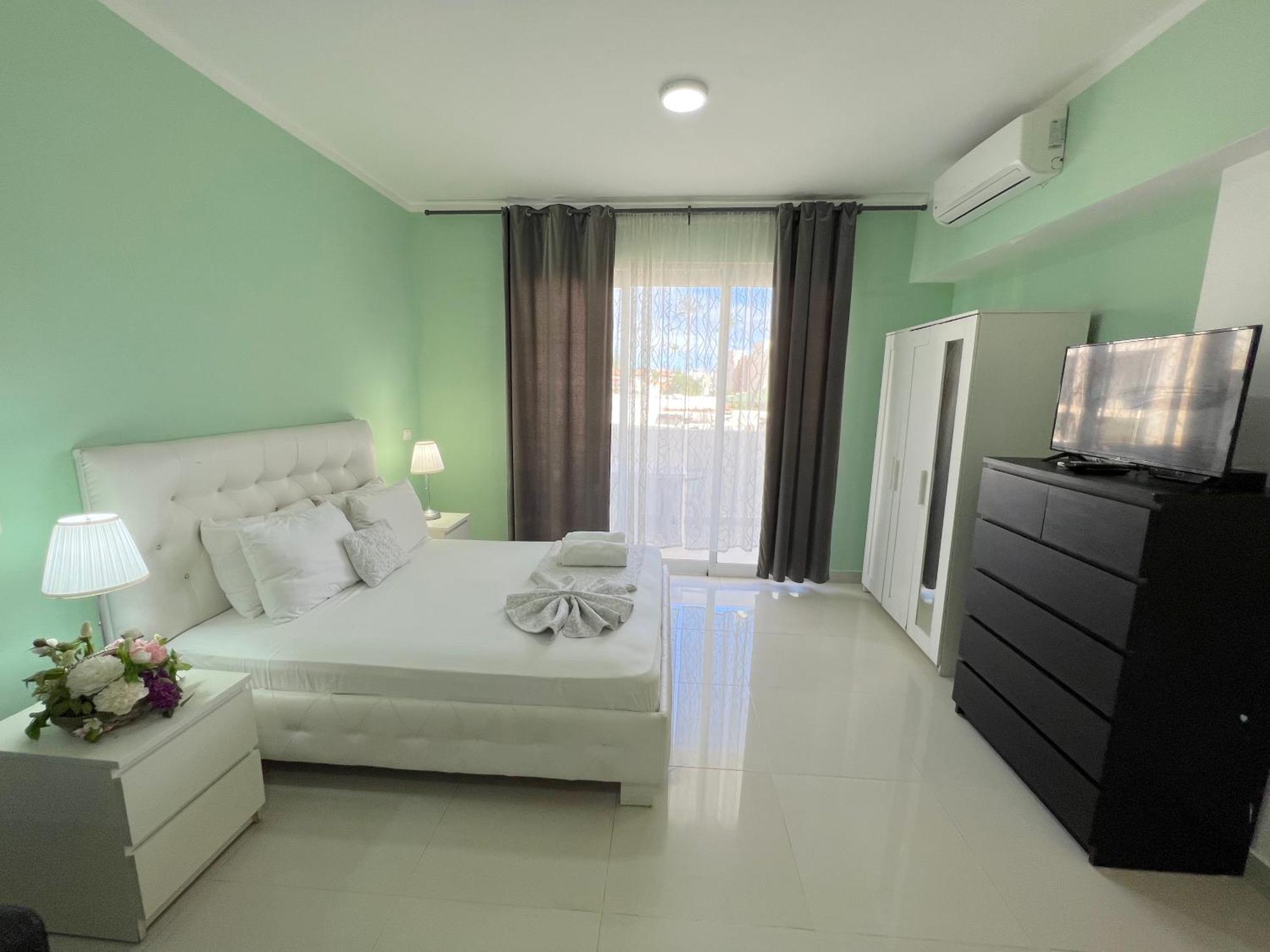 Sunny With Rooftop Pool And - Playa Corales