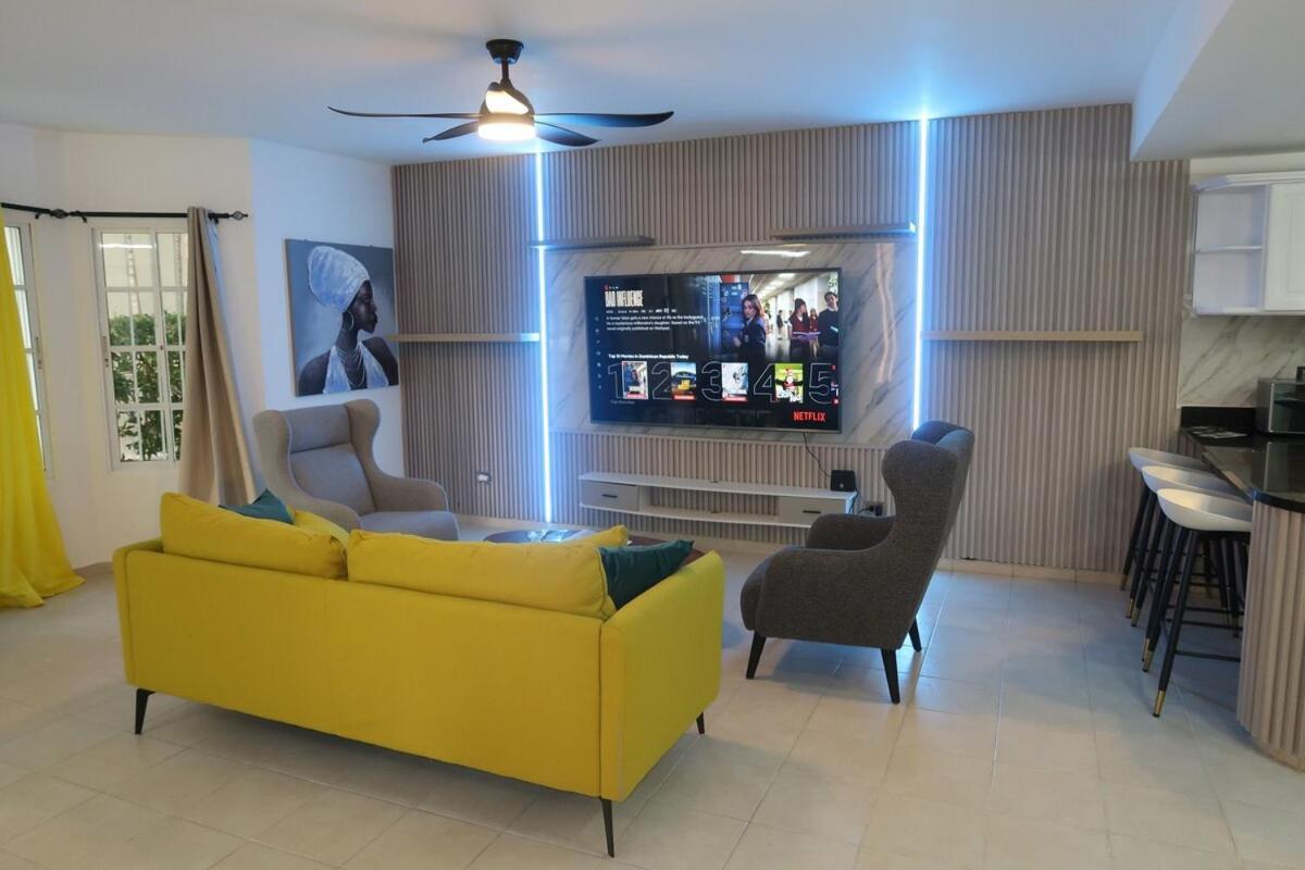 Gorgeous 3 Bed 2 And A Half Bath Nearby Beaches *