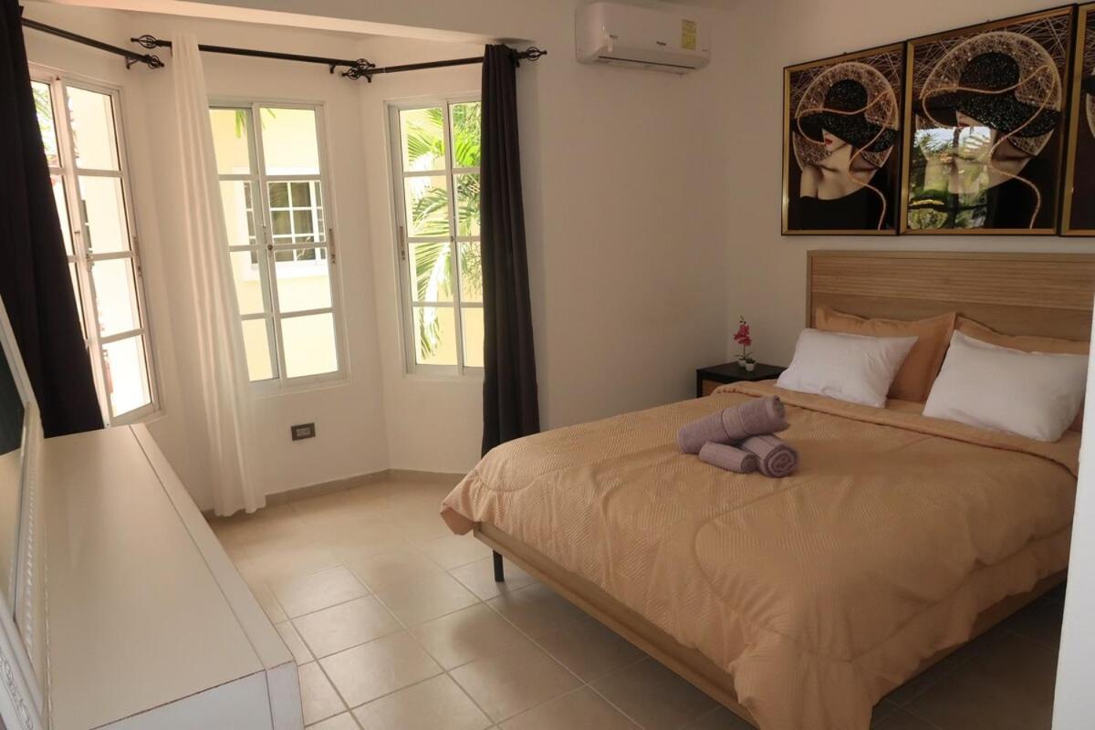 Gorgeous 3 Bed 2 And A Half Bath Nearby Beaches *