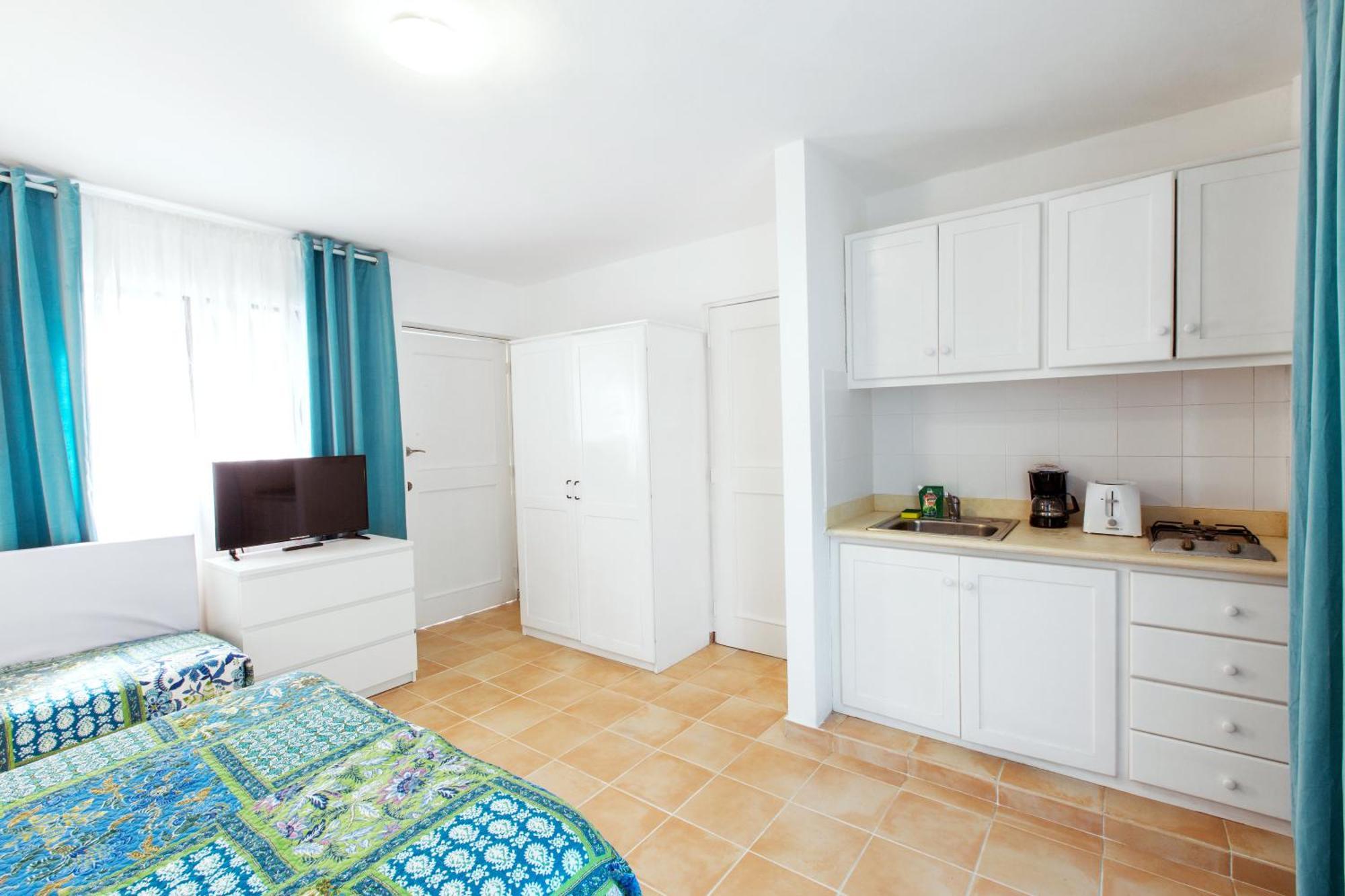 Apartahotel Sunny Deluxe Playa Corales - Wifi, Beach, Pool 5*