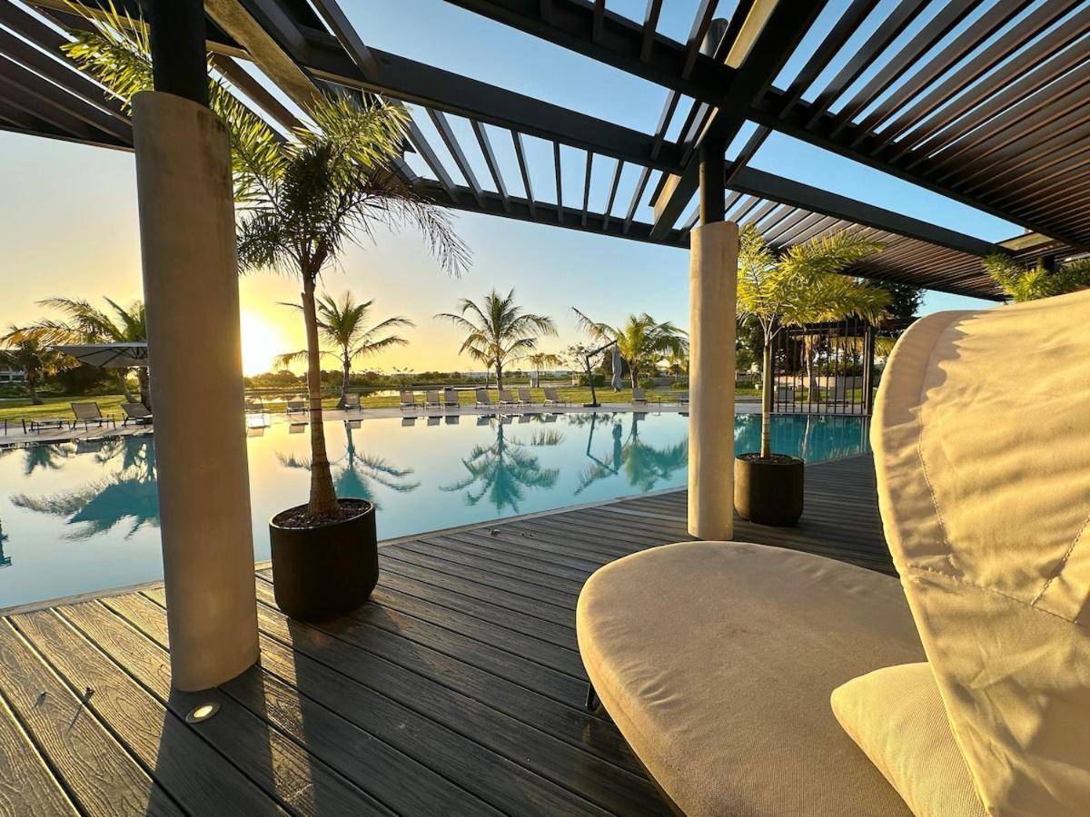Tropical King Bed Artificial And Golf Course