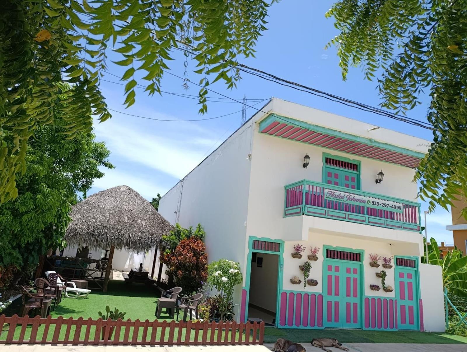Johnnier Macao Pensión *