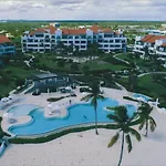 New! Beachfront Lux Condo With Private Jacuzzi