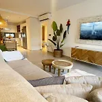 Tropical Deluxe 2 Bedroom Unit With Jacuzzi