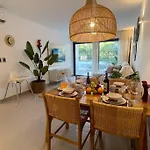 Tropical Deluxe 2 Bedroom Unit With Jacuzzi
