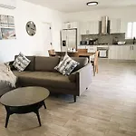 Beauty 2 Bed Apartment Pool Views Arena Village.