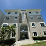 3 Bedroom With Beach And Pool!