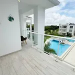 Cozy And Modern Apartment With Pool And Golf View
