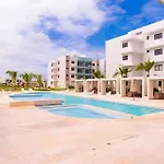 V01: Poolside Fun & Bbq For Families