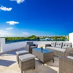Relaxing 3-Bedroom Villa With Pool & Rooftop Jacuzzi In A Secluded Setting
