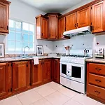 Pool View, Walk To Beach, Shops, Dining, Fast Wifi