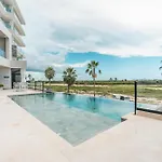 One Bedroom Apartment With Direct Access To The Pool