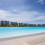 Beachfront Condo With Hot Tub
